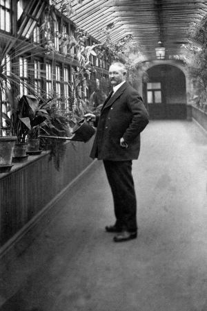 A long dead Asylum attendant pictured in 1914 